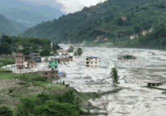 暴雨令河水暴涨多个地区水浸。图:尼泊尔红十字会