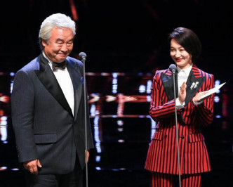 颁最佳女主角奖前，涂们（左）说出「中国台湾金马奖」、「两岸一家亲」，引网民争论。（网图）