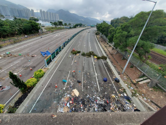 二号桥下的吐露港公路，遗下大堆堵路的杂物并有焚烧痕迹。