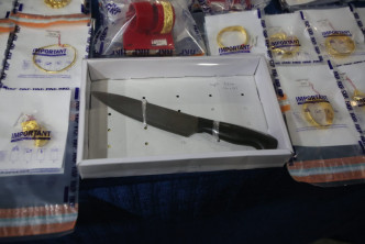 警方搜出的刀及金器。
