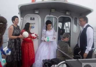 阿曼达蒂格在公海一艘船上举行婚礼。 网上图片