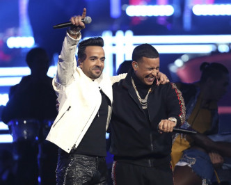 Luis Fonsi、Daddy Yankee演唱《Despacito》，全場High爆。（AP）