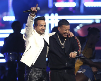 Luis Fonsi、Daddy Yankee演唱《Despacito》，全场High爆。（AP）