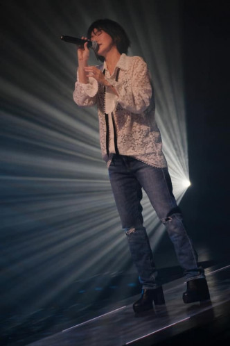 孙燕姿清唱《我怀念的》向粉丝表达感谢。