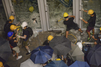 示威者衝擊立法會撬開大堂鐵閘後闖入大樓內四處破壞。