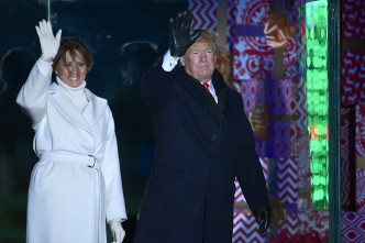特朗普和夫人梅拉尼婭按照傳統，在白宮後面一個公園內，主持「國家聖誕樹」亮燈儀式。美聯社