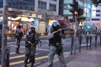 警方指在荃灣施放催淚煙驅散暴力示威者。