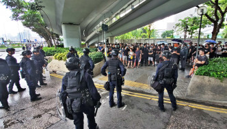 7月1日發生示威者與警員衝突。資料圖片