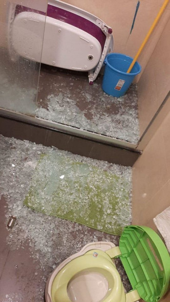 阿雪指家中厕所的玻璃幕门忽然自爆，搞到成地玻璃碎。