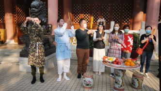 謝曉瑩等人在開鏡拜神儀式完成後隨即進行拍攝。