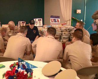 10名海军官兵亲自来与他庆祝，听他忆述当兵往事。网图