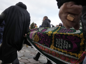 波蘭與白俄邊境的偷渡問題持續，有當地穆斯林埋葬身分不明的難民。AP圖