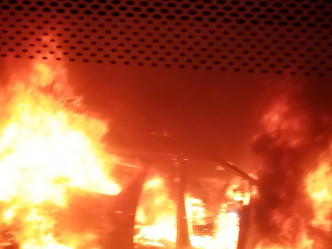 ‎汽車陷入火海。香港交通突發報料區June Ng圖片
