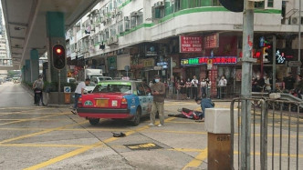 外卖员受伤倒地。香港突发事故报料区FB图