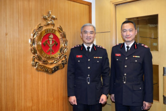 李建日（左）退休，由梁偉雄接棒。