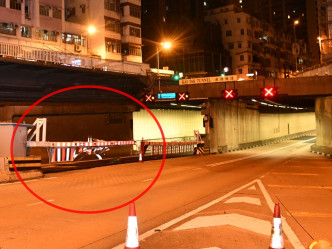 的士撞及铁栏杆(红圈示)。