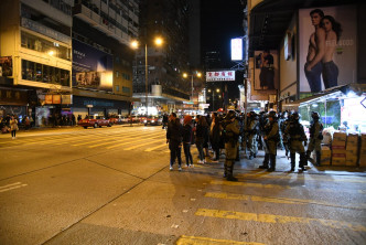 警方凌晨在旺角拘捕多人。