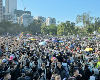 遊行隊伍於下午3時左右由維園草坪起步。