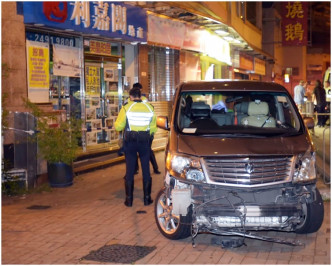 七人車車頭損毀。