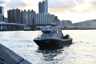 水警在海面搜救。