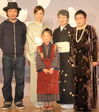 2013年《阿信》拍少年版电影，桥田（右）亦有出席宣传活动。