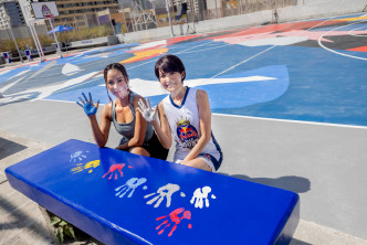 余曉彤(左)和蘇皓兒(右)出席籃球表演賽。