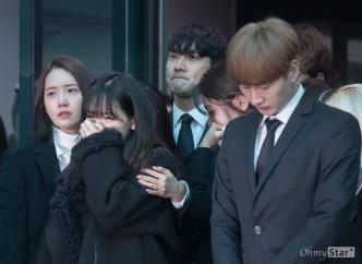 Yeri並非首次惹起網民不滿，17年SHINee成員鐘鉉出殯時，她因爲越過前輩站到最前而捱罵，認爲她不尊重場合及不尊重前輩。