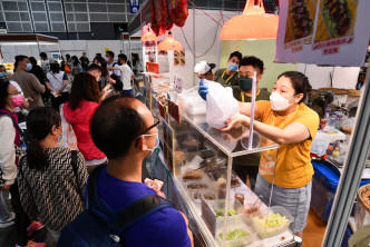 春季美食节今日闭幕，市民到场买平货。