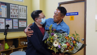 完成所有拍摄后，姜皓文获剧组送上花。