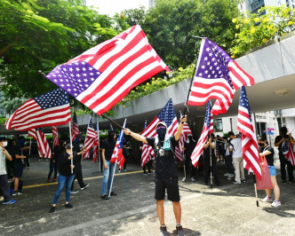 有集會人士帶同美國國旗到場。