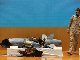 沙特指控伊朗襲擊石油設施，展示無人機及導彈殘骸。AP