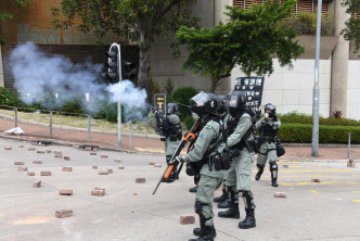警方于城市大学外发射多枚布袋弹及催泪弹。