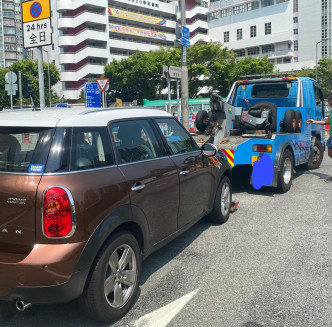 行动中共拖走17辆车。图:警方提供