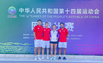 张玮桓（右二）与教练团队均期望下届再度冲击奖牌。相片由网总提供