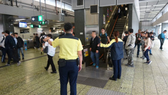 港鐵加派職員疏導乘客。