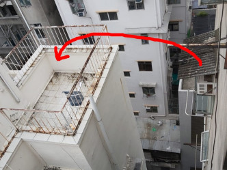 印度男爬出住所的簷篷外跳往鄰廈天台逃生。 林思明攝