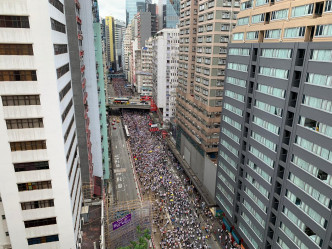 在銅鑼灣鵝頸橋一帶街頭，站滿準備加入遊行的市民。