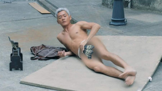 張振朗在《反黑路人甲》飾演臥底「高彬」，劇中更有裸跑戲份。