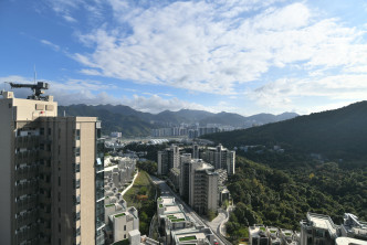 单位向正南，外望九肚山一带豪宅屋苑及山景。