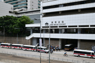 高等法院有過百名警員駐守。