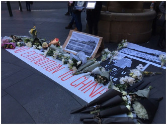 雪梨有人带同白色鲜花悼念金钟堕楼示威者。「全球集气反送中」facebook