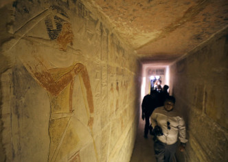 墙壁上都刻有铭文，描绘古埃及人狩猎和娱乐的杂技舞蹈。(路透社)
