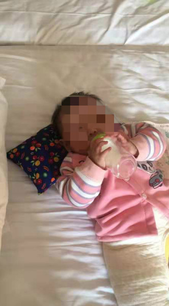 北京8個月大確診隔離的女嬰不吃奶粉。網上圖片