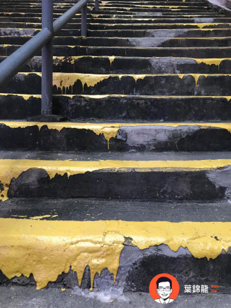 叶锦龙已要求相关部门将楼梯边界上重新整齐地涂上黄色油漆。
叶锦龙Facebook图片