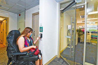 教資會向八大院校增撥3,000萬，在硬件及軟件上支援SEN學生。圖為香港理工大學為方便輪椅學生而設計的閱卡器及自動門。
