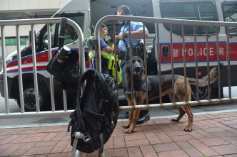 警方出動警犬戒備。