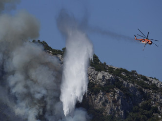 多個國家派出消防員及救火飛機到當地協助。AP