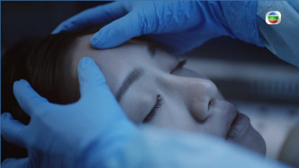 Nicole为剧集《法证先锋IV》拍胶袋笠头戏，仲扮死尸被解剖。