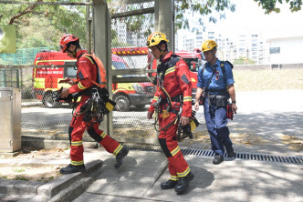 消防出动高空拯救队到，游绳救起伤者。