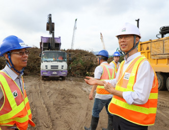 环境局局长黄锦星视察废木收集处。政府新闻处图片
